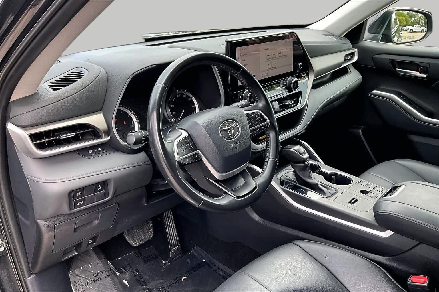 Used 2024 Toyota Highlander XLE FWD image 18