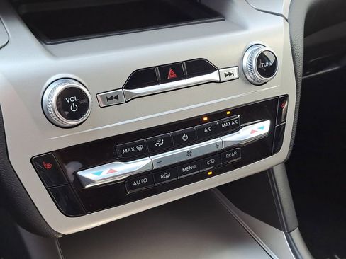 Used 2022 Ford Explorer XLT image 15