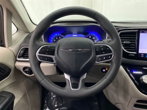 Used 2024 Chrysler Pacifica Touring-L FWD image 19