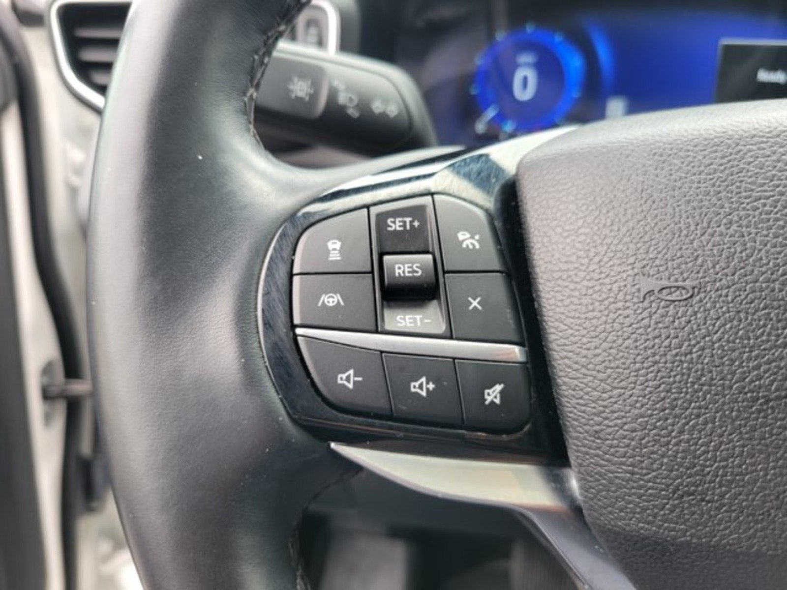 Used 2023 Ford Explorer Platinum w/ Technology Package AWD/4WD image 19