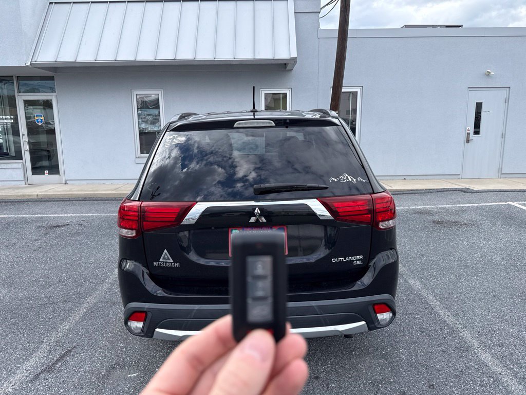 Used 2016 Mitsubishi Outlander SE AWD/4WD image 4