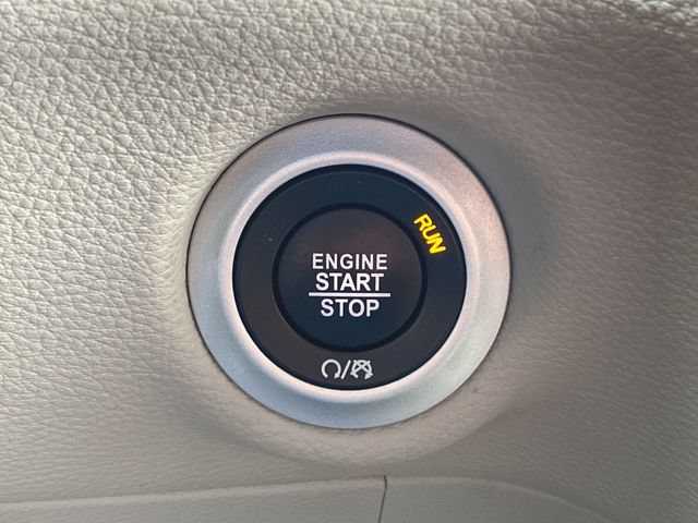 Used 2024 Chrysler Pacifica Limited FWD image 17