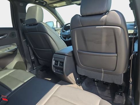 Used 2024 Cadillac XT4 Premium Luxury AWD/4WD image 13