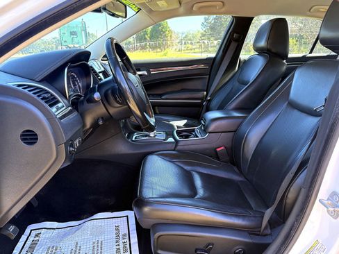 Used 2019 Chrysler 300 Limited image 9