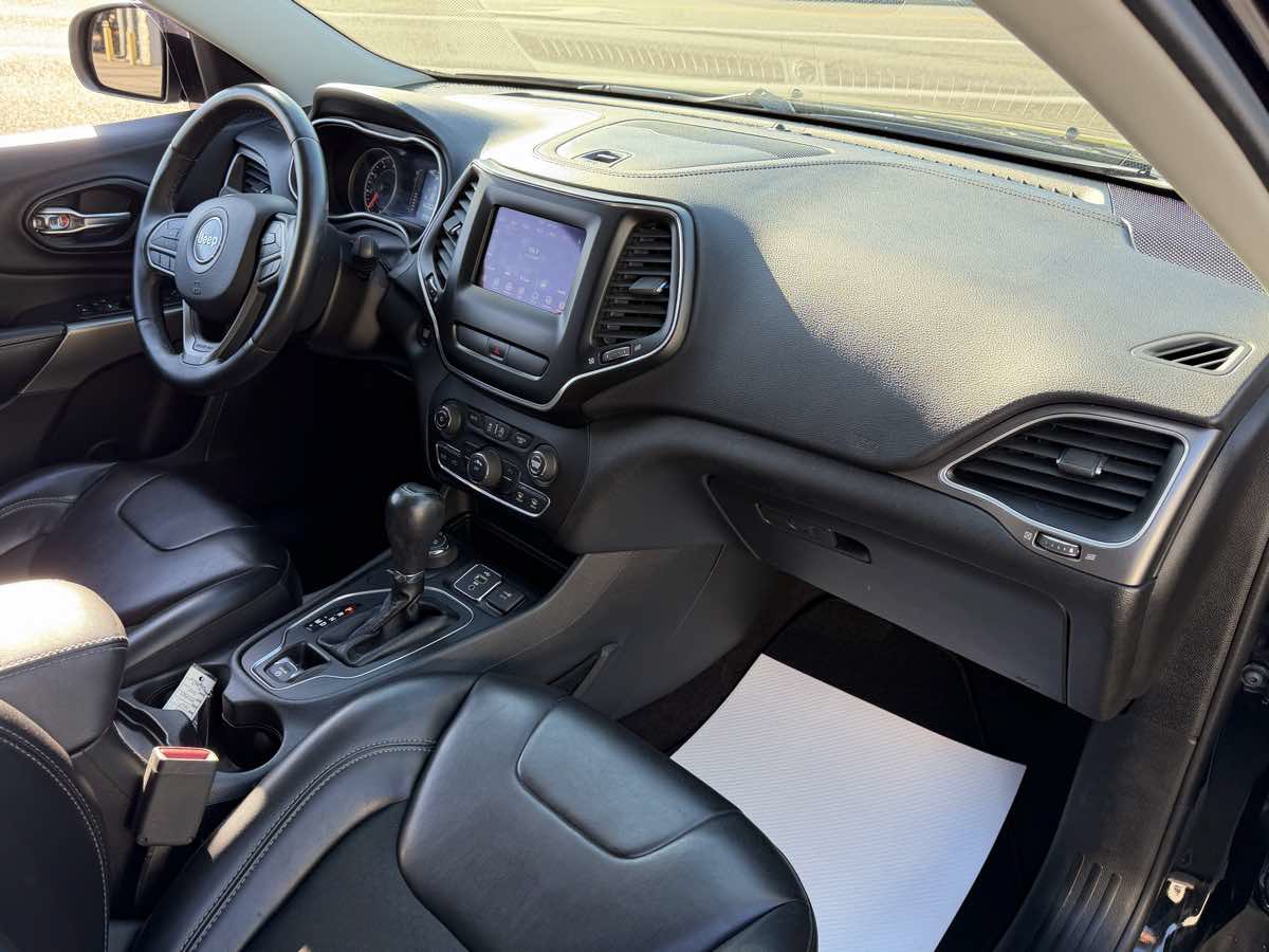 Used 2019 Jeep Cherokee Latitude Plus AWD/4WD image 19