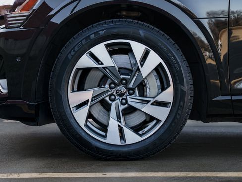 Certified 2023 Audi e-tron Premium Plus w/ Premium Plus Package image 30