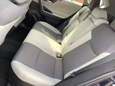 Used 2021 Toyota RAV4 XLE w/ Convenience Package image 9