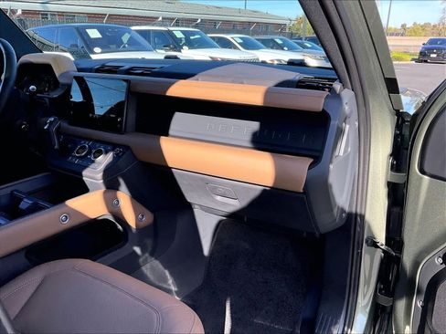 Used 2025 Land Rover Defender 110 X-Dynamic SE image 17