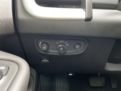 Used 2022 GMC Terrain SLT image 17