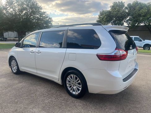 Used 2017 Toyota Sienna XLE Premium FWD image 6
