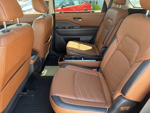 Used 2022 Nissan Pathfinder Platinum w/ Lighting Package (N92) FWD image 11