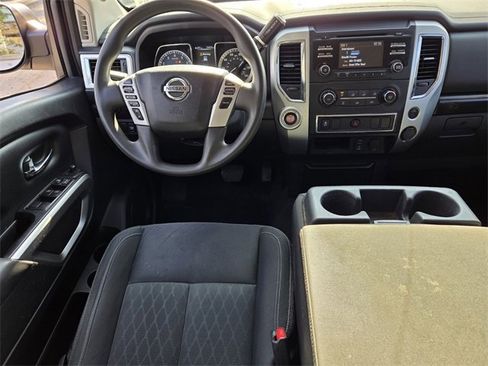 Used 2017 Nissan Titan SV image 14