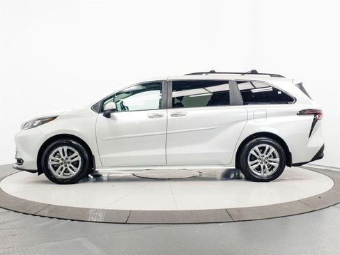Certified 2025 Toyota Sienna XLE AWD/4WD image 9