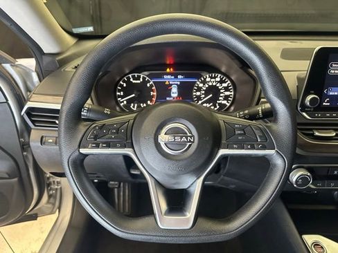 Used 2024 Nissan Altima 2.5 SV FWD image 24