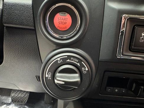 Used 2024 Nissan Titan SV w/ SV Convenience Package image 3