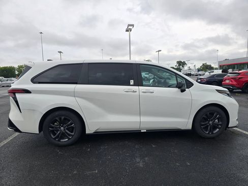Used 2025 Toyota Sienna XSE AWD/4WD image 8