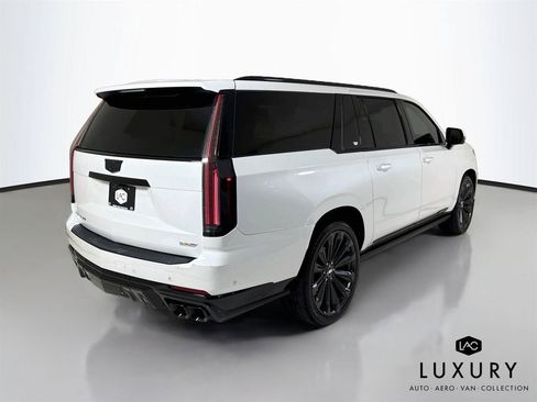 Used 2025 Cadillac Escalade ESV V AWD/4WD image 6