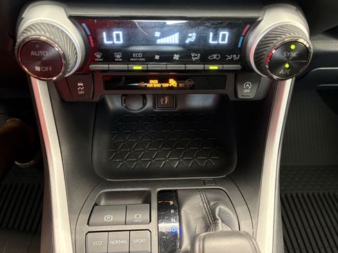 Used 2025 Toyota RAV4 XLE FWD image 18