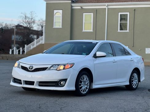 Used 2013 Toyota Camry SE image 1