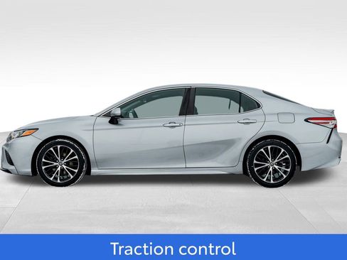 Used 2019 Toyota Camry SE image 4