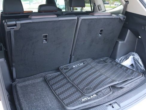 Used 2025 Volkswagen Atlas Peak Edition SE image 5