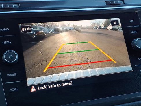 Used 2022 Volkswagen Tiguan SE w/ Panoramic Sunroof Package image 15