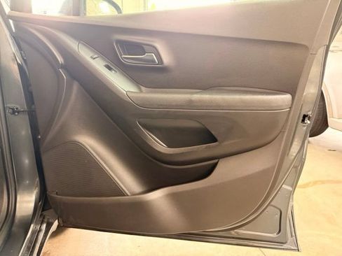 Used 2019 Chevrolet Trax LS FWD image 28