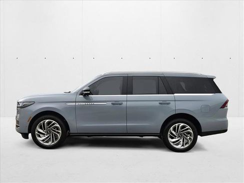 New 2025 Lincoln Navigator Reserve image 8