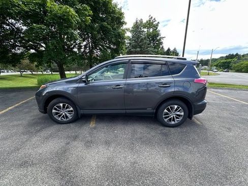 Used 2018 Toyota RAV4 XLE AWD/4WD image 6