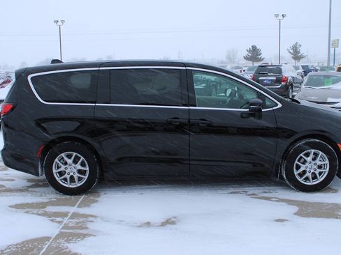 Used 2024 Chrysler Pacifica Touring-L FWD image 4