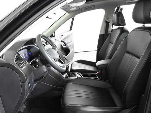 Certified 2022 Volkswagen Tiguan SE w/ Panoramic Sunroof Package AWD/4WD image 19