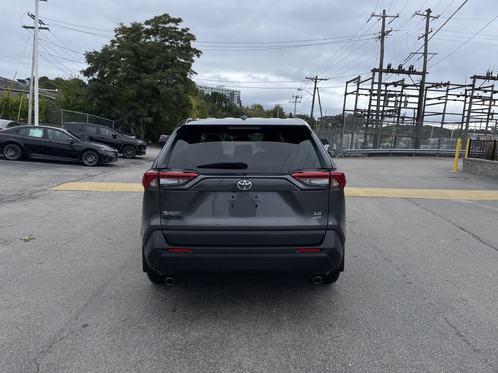 Certified 2022 Toyota RAV4 LE AWD/4WD image 4