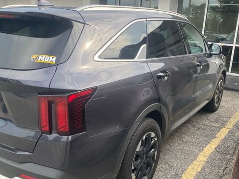 Used 2025 Kia Sorento S w/ Panoramic Sunroof Package FWD image 3