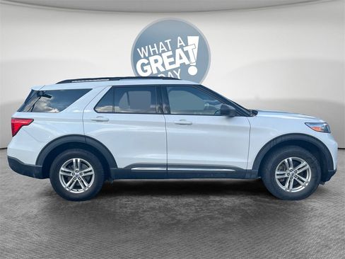 Used 2020 Ford Explorer XLT image 2