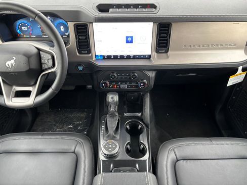 New 2025 Ford Bronco Outer Banks w/ Sasquatch Package image 18