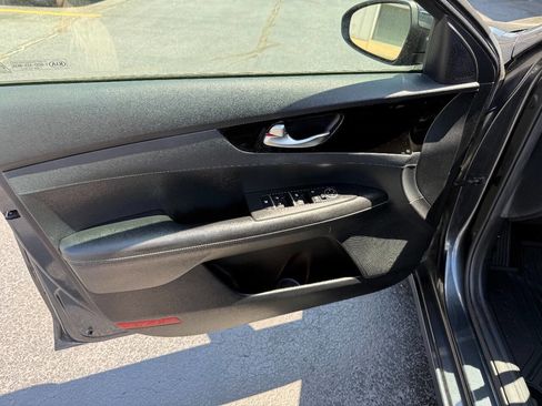 Used 2019 Kia Forte S w/ S Premium Package FWD image 9
