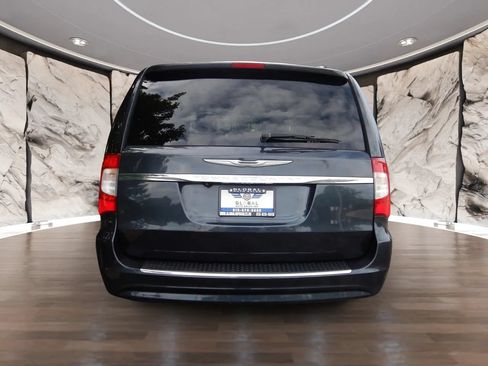 Used 2014 Chrysler Town & Country Touring FWD image 6