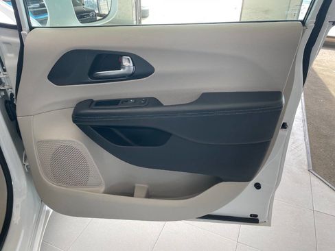 Used 2020 Chrysler Pacifica Limited image 31