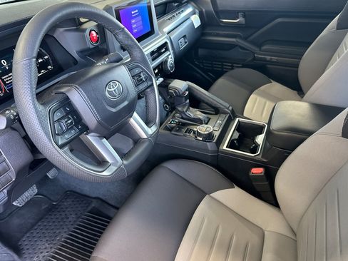 Certified 2025 Toyota Tacoma TRD Off-Road AWD/4WD image 9