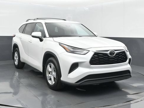 Used 2023 Toyota Highlander L FWD image 3