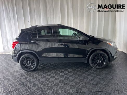 Used 2022 Chevrolet Trax LT w/ Midnight Edition AWD/4WD image 2