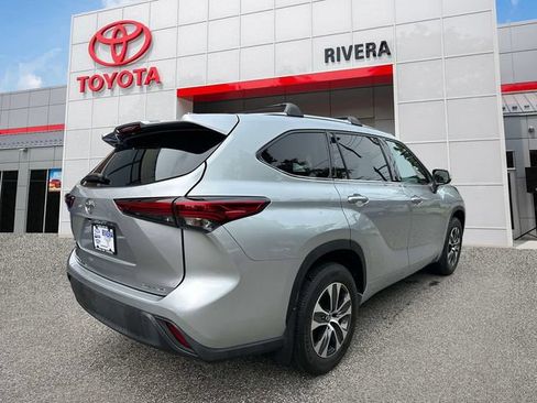 Used 2021 Toyota Highlander XLE AWD/4WD image 6