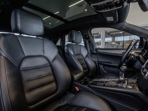 Used 2018 Porsche Macan Turbo w/ Premium Package Plus image 27