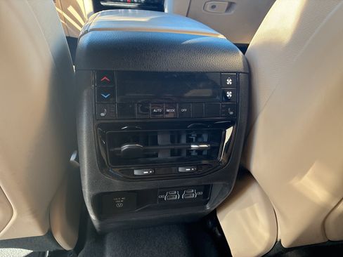 Used 2023 Jeep Grand Cherokee L Limited w/ Luxury Tech Group II image 19