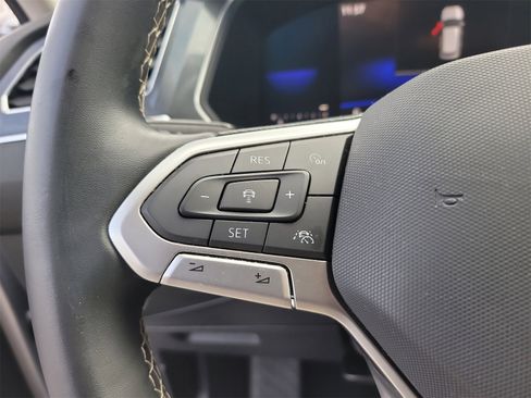 Used 2022 Volkswagen Tiguan SE w/ Panoramic Sunroof Package image 31