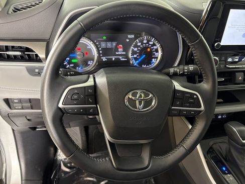 Used 2023 Toyota Highlander XLE image 19