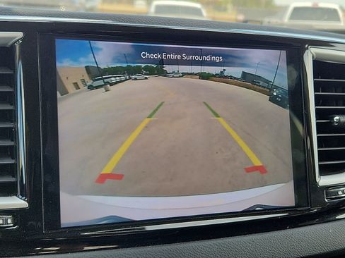 Used 2023 Chrysler Pacifica Touring-L FWD image 12