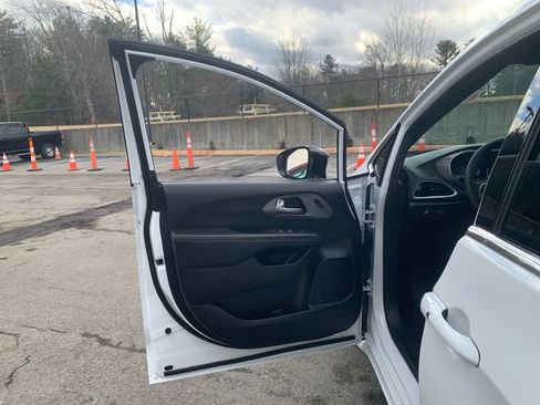 Used 2025 Chrysler Pacifica Select image 31