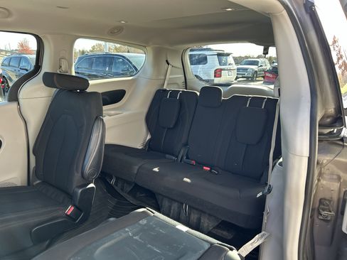 Used 2017 Chrysler Pacifica Touring w/ Tire & Wheel Group image 16