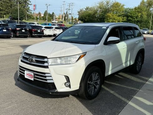 Used 2019 Toyota Highlander XLE AWD/4WD image 4